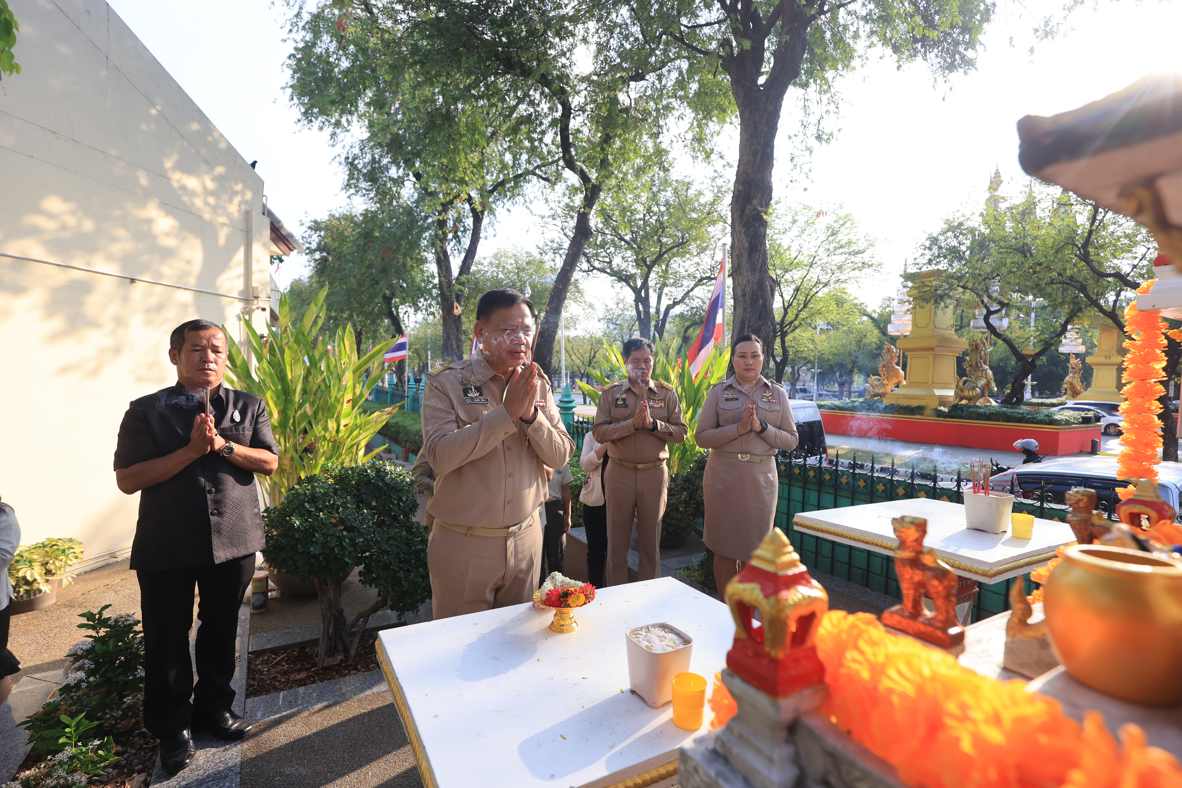 title - ผู้ตรวจราชการกรม ส.ป.ก. สักการะสิ่งศักดิ์สิทธิ์และรายงานตัวเนื่องในโอกาสเข้ารับตำแหน่งใหม่